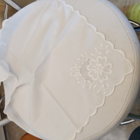 6 Vintage Embroidered Flower Napkins - Picture 4 of 5